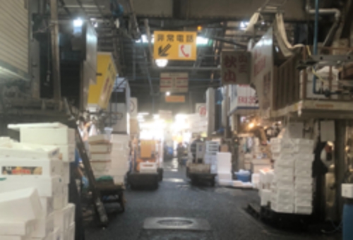 食材を仕入れる市場の様子