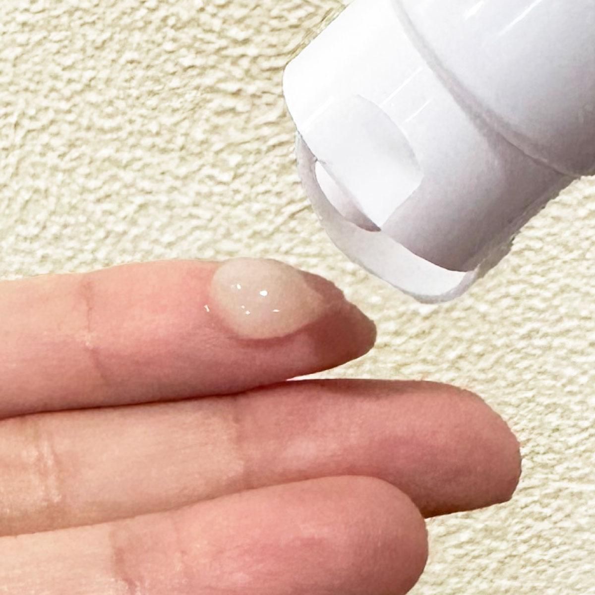 指先に口腔ケアジェルを取る様子